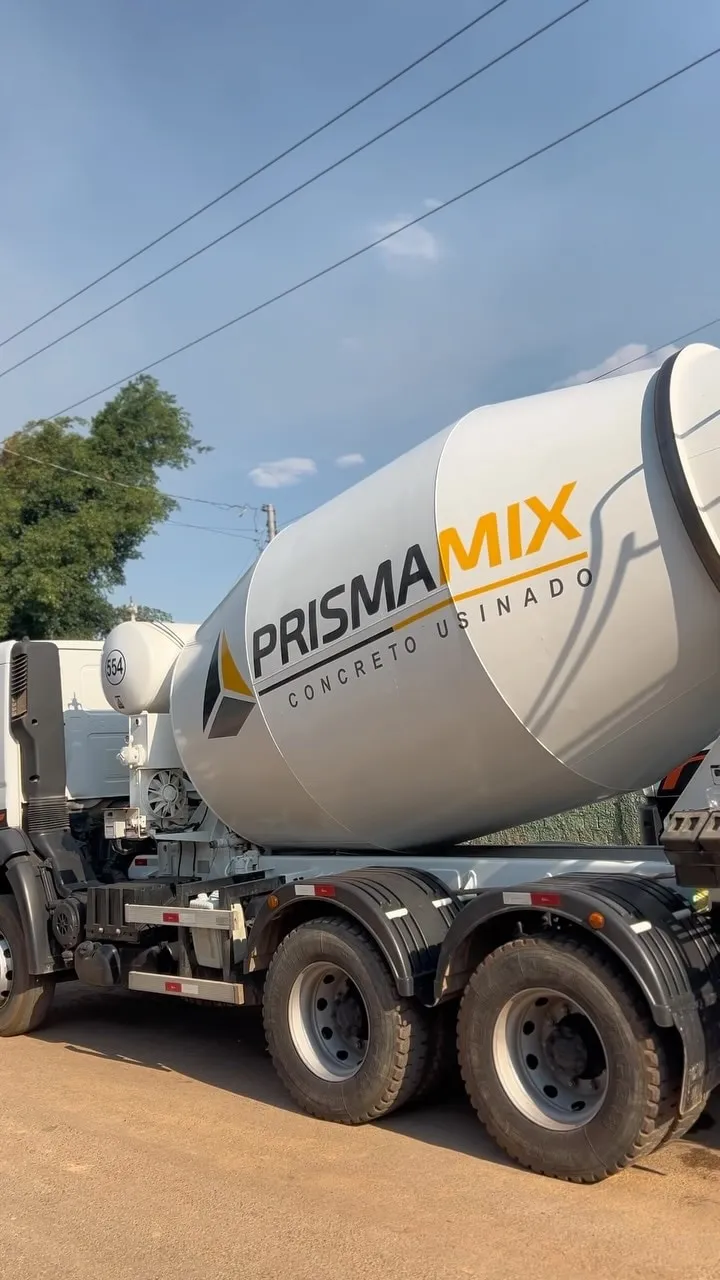Caminhão betoneira com a marca Prisma Mix Concreto Usinado