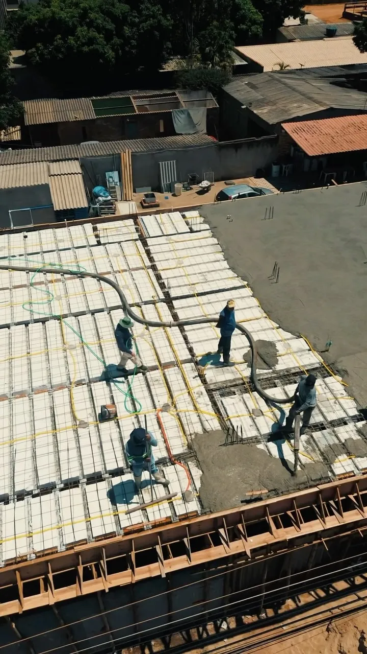 Vista do alto de uma laje sendo concretada